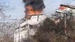 Ümraniye'de binanın çatısı alev alev yandı