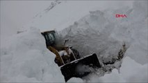 Yüksekova'da kar kalınlığı 7 metreye ulaştı