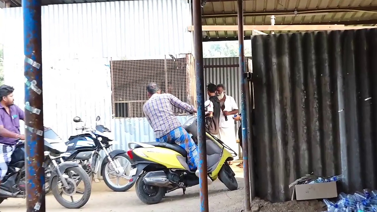 அரசால் சீல் வைக்கப்பட்ட மதுபான கடையில் படுஜோராக நடைபெறும் சரக்கு வியாபாரம்