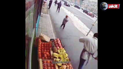 Çocuk tezgâhtan muz çaldı! Manavın yaptıkları ise milyonları ağlattı.