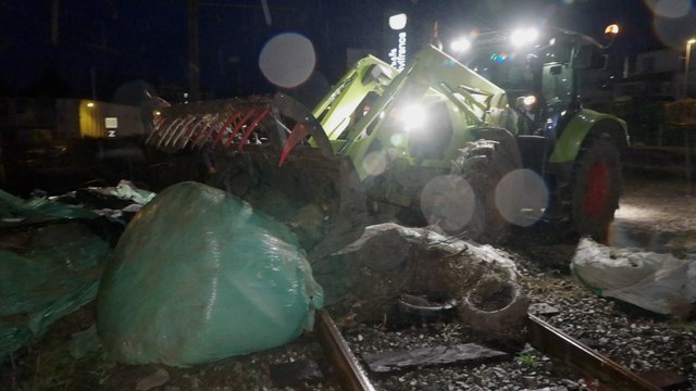 Les agriculteurs paralysent la gare d'Agen avec du fumier et des pneus