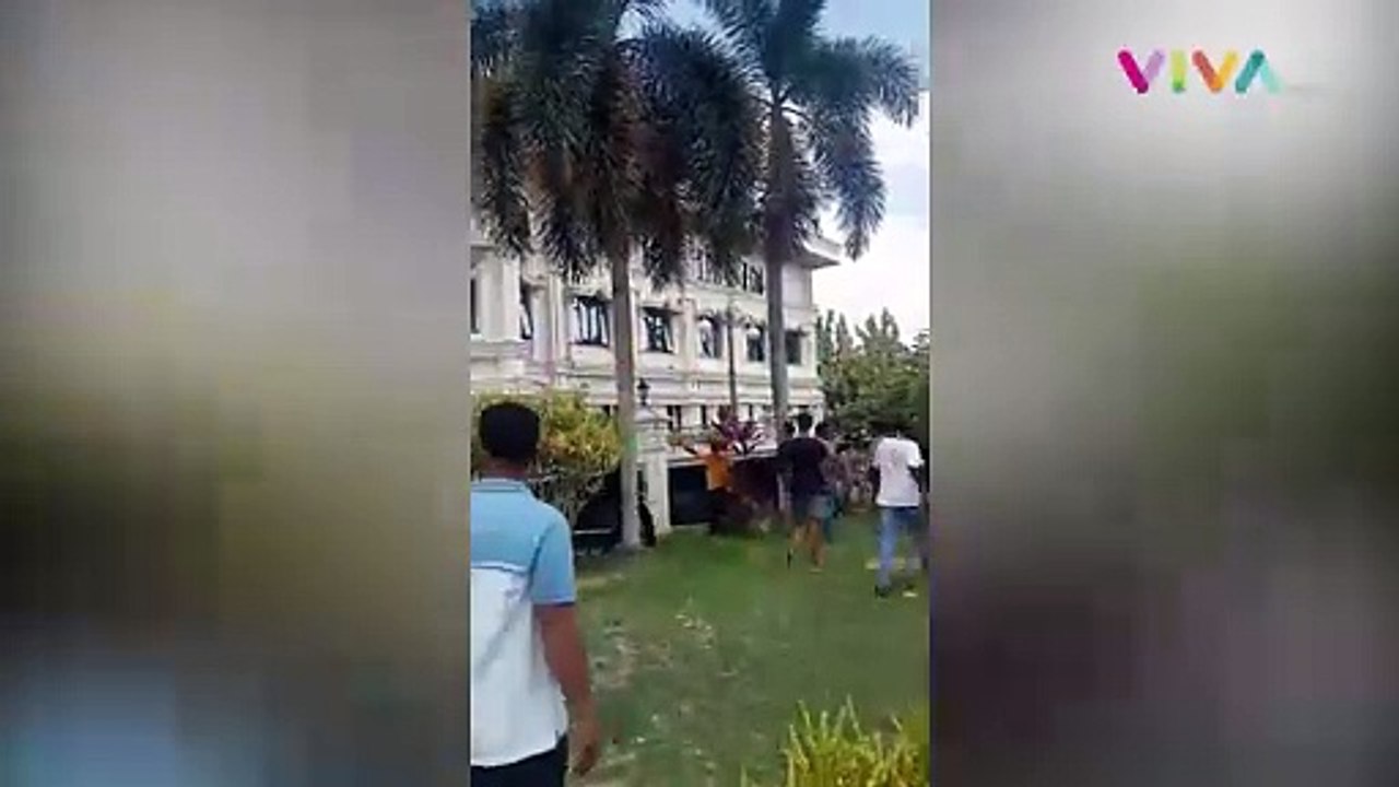RICUH! Kantor Gubernur Jambi Hancur Diserang Massa