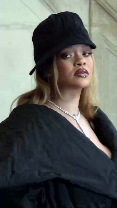 #Rihanna, la reine du dressing surdimensionné, a fait une #apparition surprise au spectacle de #couture de @dior à #Paris plus tôt aujourd'hui. La star portait une jupe matelassée et une casquette de baseball, avec un sac Lady #Dior.