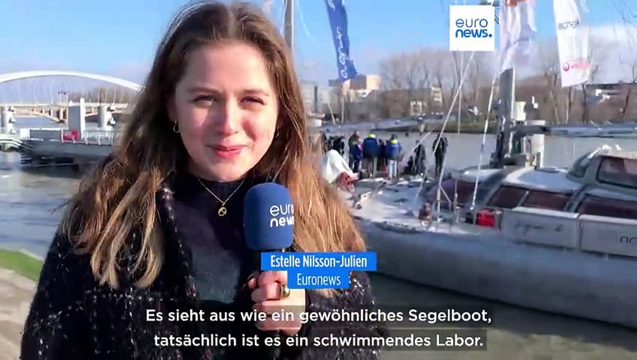Ein kleines Segelboot kämpft gegen die Verschmutzung der Flüsse und Meere