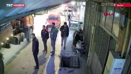 Telefona daldı, açık rögara düştü