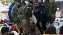 شاهد: صدمة ونحيب..صور من جنازة الضباط الـ21 الذين قضوا في مخيم المعازي
