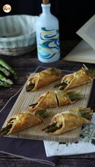 Blätterteiggebäck mit spargel, schinken und geschmolzenem käse