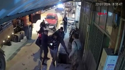 Telefona bakarak yürürken rögara düştü