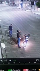 Descargar video: Drole de façon d'éteindre une moto en feu