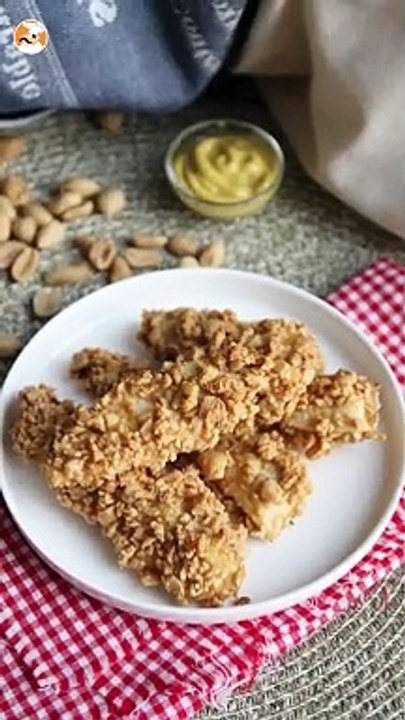 Mit erdnüssen paniertes hühnchen