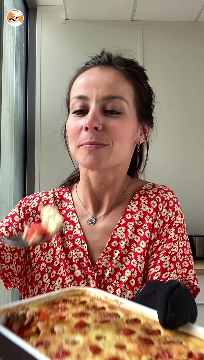 Pikante clafoutis mit kirschtomaten und thunfisch