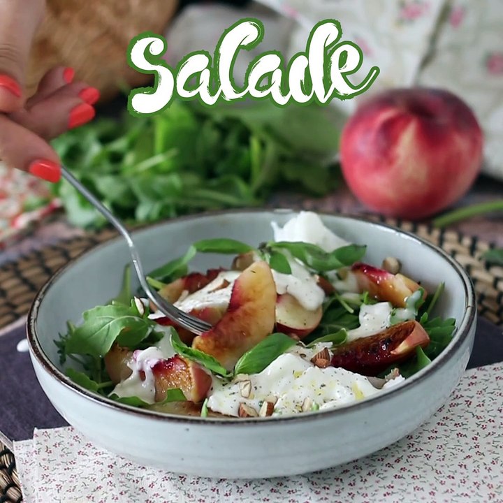 Süßer und herzhafter salat mit gerösteten pfirsichen, rucola und burrata
