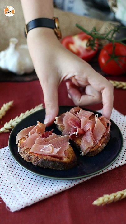 Tartine tomaten und serrano-schinken