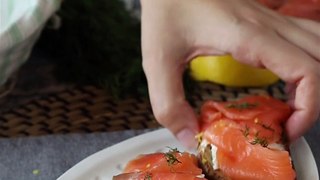 Brot mit frischem ziegenkäse und geräuchertem lachs