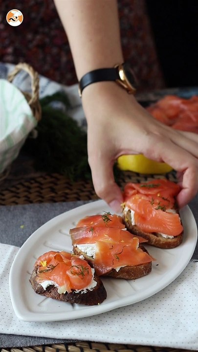 Brot mit frischem ziegenkäse und geräuchertem lachs