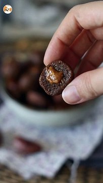 Energy balls aux dattes avec un cœur coulant au beurre de cacahuète