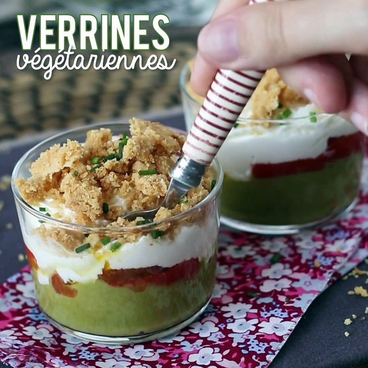 Verrines végétariennes: crème de petit pois, crumble de parmesan et crème au mascarpone