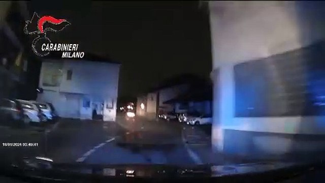 Cologno Monzese, la fuga a tutto gas del 17enne alla guida dell'auto rubata e lo schianto contro un palo