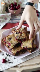 Cherries and chocolate blondie bars, the perfect crunchy and fondant cake