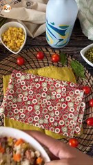 Ensalada de arroz vegetariana: maíz, queso feta, zanahorias, guisantes, tomate y menta