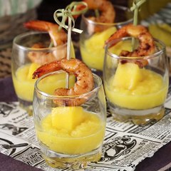 Vasitos salados de brocheta de gambas y mango