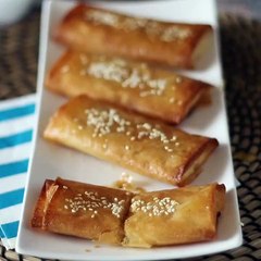 Saganaki assado no forno, a receita grega de queijo feta bem crocante