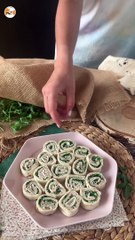 Rolinhos de tortilha, atum e queijo