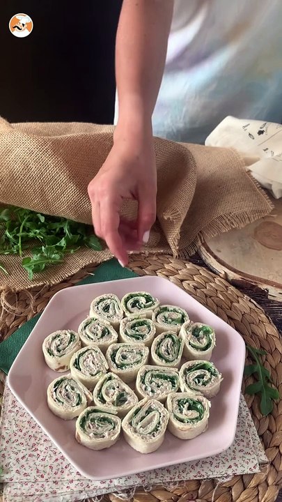 Rolinhos de tortilha, atum e queijo