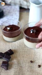 Creme de café com cobertura de chocolate e café