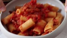 Massa alla amatriciana, a tradicional receita italiana, passo a passo