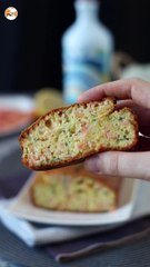 Bolo de salmão defumado com limão e cebolinha