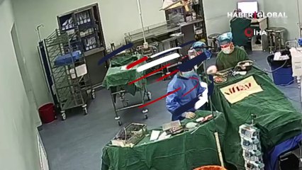 Uygur Özerk Bölgesi'nde 7.1 büyüklüğündeki depreme ameliyatta yakalanan doktorlar, operasyona devam etti