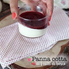 Panna cotta con coulis ai frutti di bosco