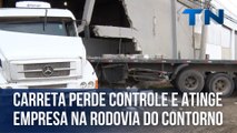 Carreta perde controle e atinge empresa na Rodovia do Contorno