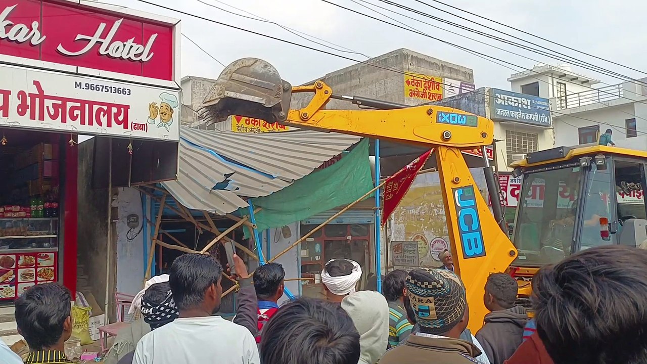 व्यापारियों के विरोध करने पर रोकी अतिक्रमण हटाने की कार्रवाई,,, देखें वीडियो