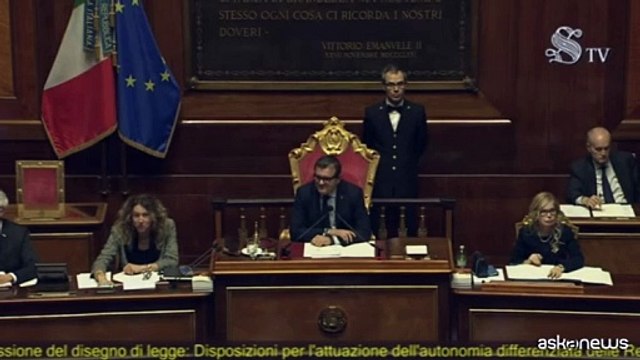 Al Senato s? a ddl autonomia fra le proteste: Pd e M5S cantano l'inno