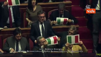 Download Video: Autonomia, il Pd sventola tricolore in Aula. De Priamo (FdI): Un passo avanti dopo la bandiera rossa