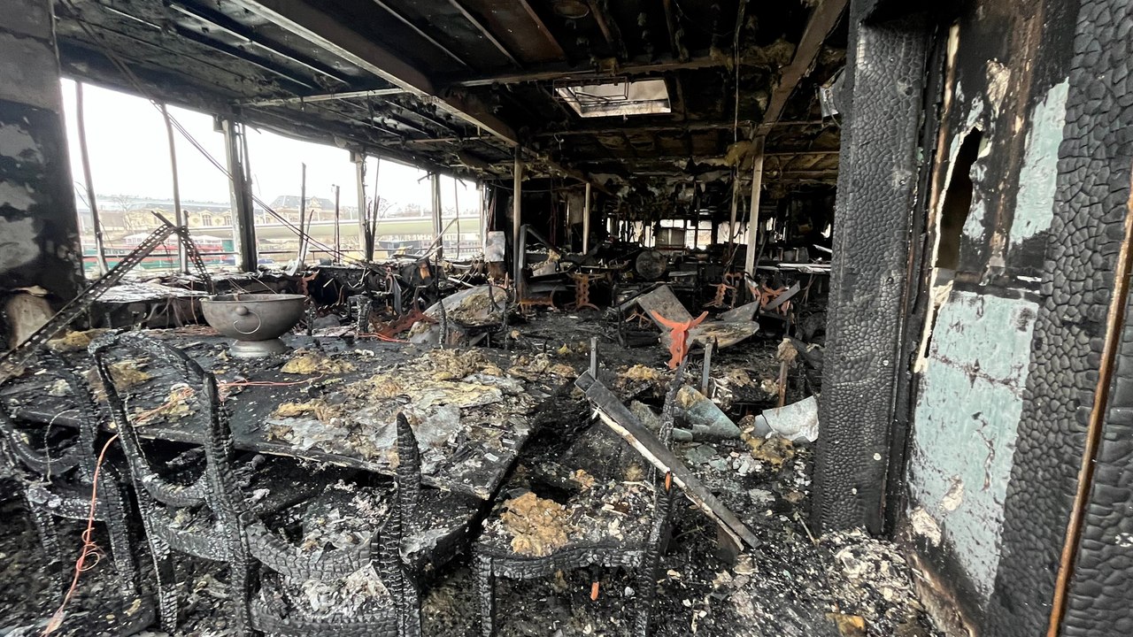 Paris : les images du Café Barge ravagé par un incendie dans le XIIe