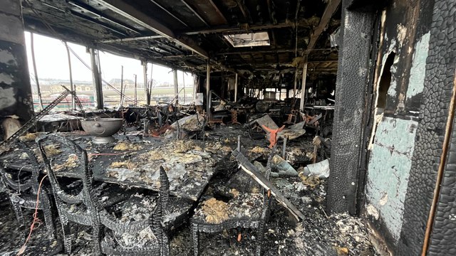 Paris : les images du Café Barge ravagé par un incendie dans le XIIe