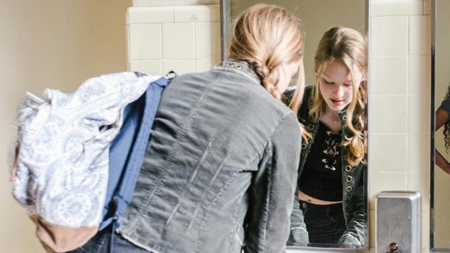 Nouvelle incroyable : les miroirs des toilettes d'un collège sont retirés pour une raison étonnante !