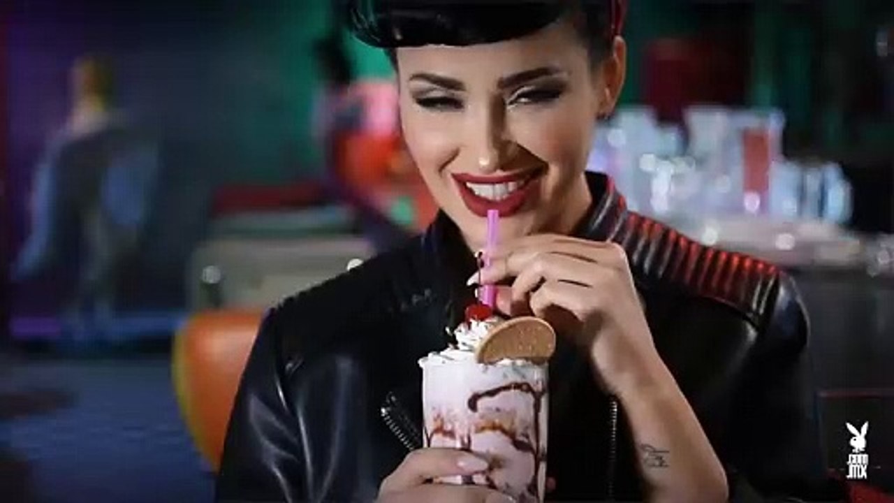 Yevgeniya Pechlaner: Sensualidad, autos clásicos y Rockabilly