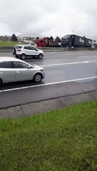 Avião causa confusão na BR-376 entre SC e PR e acaba parado pela polícia