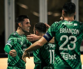 Ligue 2 : Un but sublime et Saint-Etienne s'impose à Pau