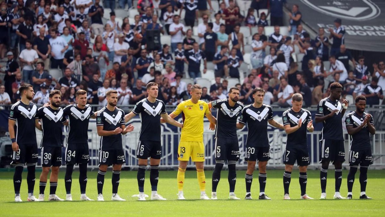 Nouveau leader en Ligue 2 : Saint-Étienne et Bordeaux triomphent, Auxerre freiné.