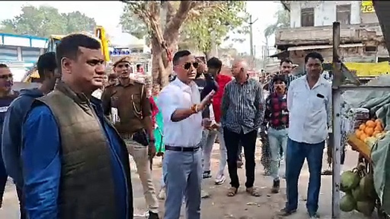शहर में व्यवस्थाओं में सुधार करने के लिए निकली अधिकारियों व कर्मचारियों की टीम