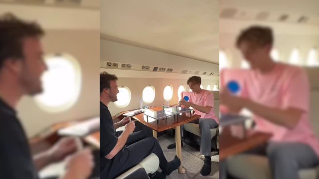 Alonso y Russell se ríen jugando al ping pong en el avión