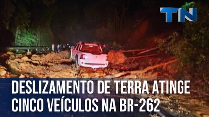 Deslizamento de terra atinge cinco veículos na BR-262