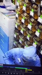 Bir araştırma merkezinde kafesinden kaçan farenin, görevlinin üzerine atladıktan sonra kaçma planı tıkır tıkır işlerken son dakikada yakalanması