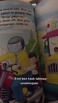 Kask takmadığı için kitaptaki karaktere gerekli uyarılarda bulunan geleceğin trafik polisi