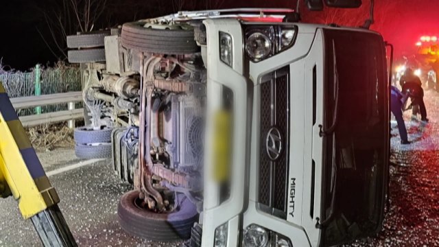 충북 17번 국도 화물차 전도...유리 파편 쏟아져 정체 / YTN